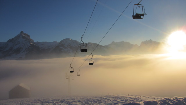 Die Sesselbahn Mattstock im Winter mit Nebelmeer