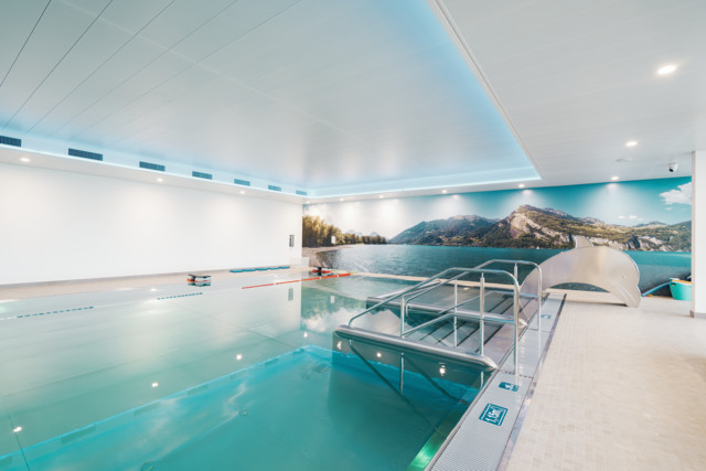 Spass und Erholung für die ganze Familie: Das Hallenbad Amden verbindet Badevergnügen mit Wassersport und Wellness.